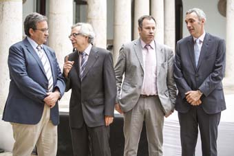 D’esquerra a dreta, el catedràtic Juan José Rubio; el vicerector Antonio Ariño, el director general de l’AEF, Silverio Agea; i el gerent de la Fundació General de la Universitat de València, Cristóbal Suria.